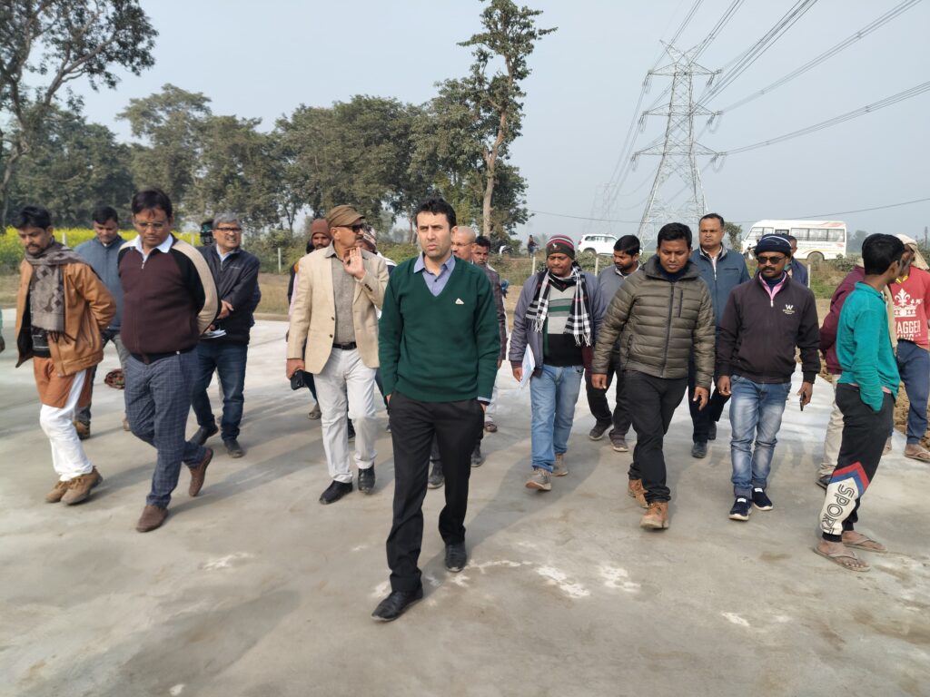 जिला पदाधिकारी श्री रिची पाण्डेय द्वारा खेल मैदान निर्माण कार्य का औचक निरीक्षण, कार्य की गुणवत्ता और समय सीमा पर दिए गए निर्देश!