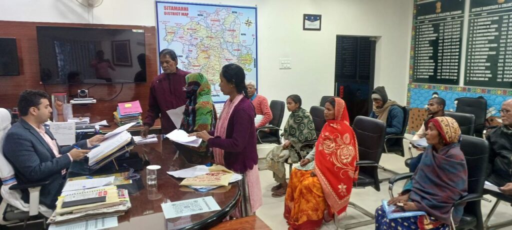 जिलाधिकारी ने सुनी आमजनों की समस्याएँ, त्वरित समाधान के दिए निर्देश।