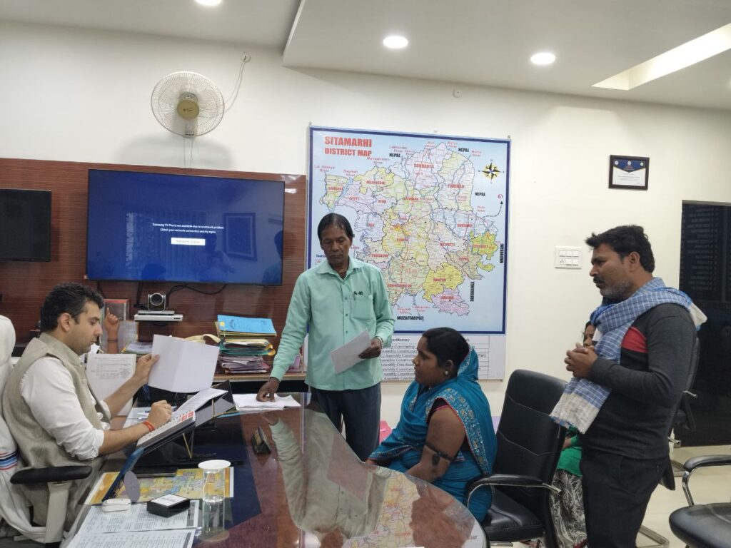 “सबका सम्मान-जीवन आसान” कार्यक्रम में जिलाधिकारी ने अपने कार्यालय कक्ष में सुनी जन समस्याएं। शीघ्र निष्पादन का दिया निर्देश।