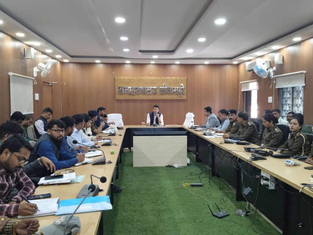 जिलाधिकारी सीतामढ़ी श्री रिची पांडेय की अध्यक्षता में आज विमर्श सभा कक्ष में जिला सड़क सुरक्षा समिति की बैठक की गई।बैठक में एजेंडावर सभी बिंदुओं पर समीक्षा करते हुए आवश्यक निर्देश जिलाधिकारी के द्वारा दिए गए।