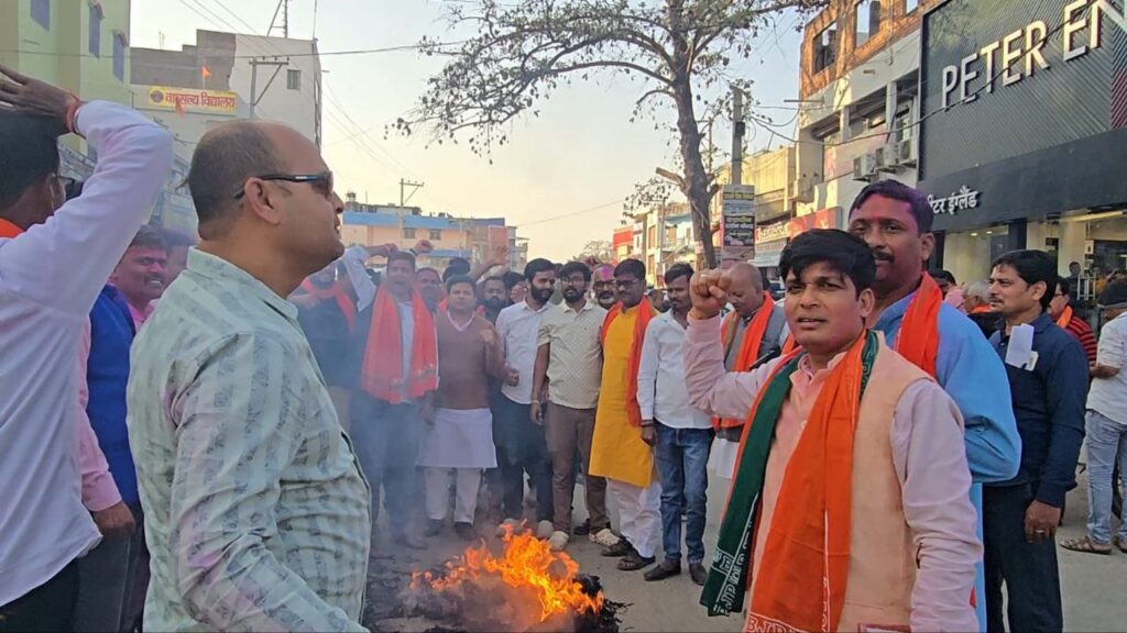 देश के सम्मान में युवा मोर्चा का आक्रोश प्रदर्शन, राहुल गांधी का पुतला दहन