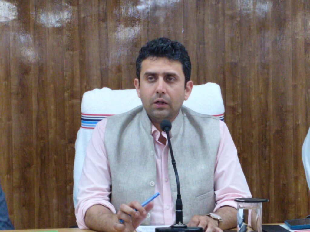 तीन पंचायत सचिवों एवं तत्कालीन प्रखंड पंचायत राज पदाधिकारी के विरुद्ध की गई सख्त कार्रवाई