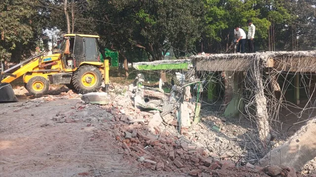 सीतापुर में आठ जेसीबी लगाकर ध्वस्त की गई तालाब और कब्रिस्तान की जमीन पर बनी 12 वर्ष पुरानी अवैध मस्जिद