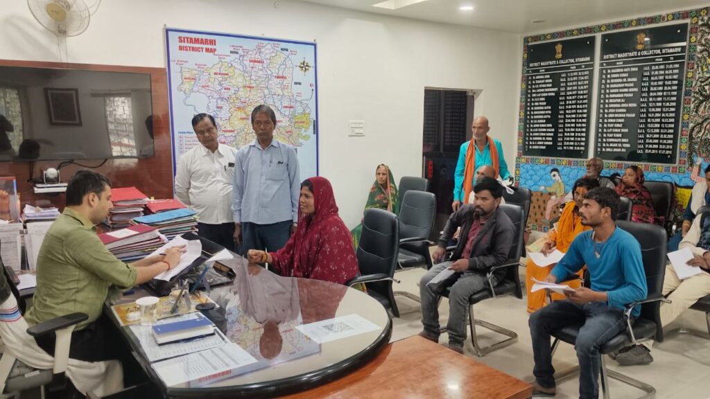 सबका सम्मान-जीवन आसान” कार्यक्रम में जिलाधिकारी ने अपने कार्यालय कक्ष में सुनी जन समस्याएं। शीघ्र निष्पादन का दिया निर्देश।