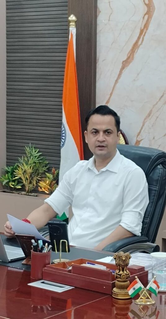 लंबे अवधि से अनुपस्थित तीन पंचायत कार्यपालक सहायकों की संविदा रद्द*