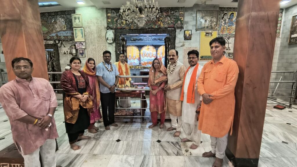 माता सीता जन्मभूमि पंच तीर्थ दर्शन किए देश के साहित्यकार।जगत जननी माता सीता जन्मभूमि के पंच तीर्थ स्थल दर्शन करने के लिए देश के साहित्यकार हिंदी के विद्वान कवि लेखक पहुंचे।