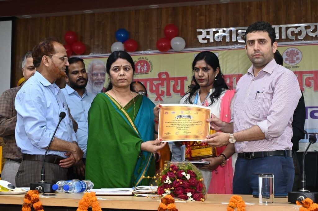 जिला पदाधिकारी सीतामढ़ी श्री रिची पांडे द्वारा विश्व यक्ष्मा दिवस के अवसर पर 76 पंचायत को टीवी मुक्त घोषित करते हुए मुखिया जी को किया गया सम्मानित।