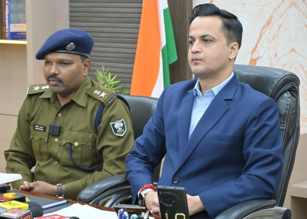 जिले में शांति एवं सौहाद्रपूर्ण वातावरण में रामनवमी एवं चैती दुर्गापूजा त्योहार मनाने तथा इस अवसर पर विधि-व्यवस्था के संधारण को लेकर डीएम आनंद शर्मा एवं एसपी योगेंद्र कुमार ने जारी किया संयुक्त* आदेश।——————-