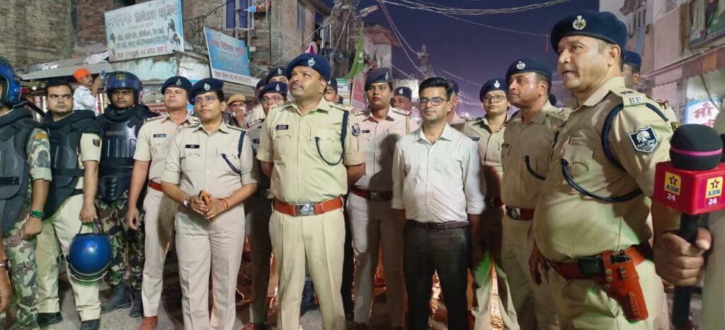 रामनवमी पर्व को लेकर शहर में फ्लैग मार्च, शांति एवं सौहार्द बनाए रखने की अपील। मधुबनी -26 मार्च 2026आगामी रामनवमी पर्व को शांतिपूर्ण एवं सौहार्दपूर्ण वातावरण में संपन्न कराने तथा विधि-व्यवस्था के सुदृढ़ संधारण के उद्देश्य से आज मधुबनी शहर में पुलिस अधीक्षक योगेंद्र कुमार के नेतृत्व में भव्य फ्लैग मार्च निकाला गया।