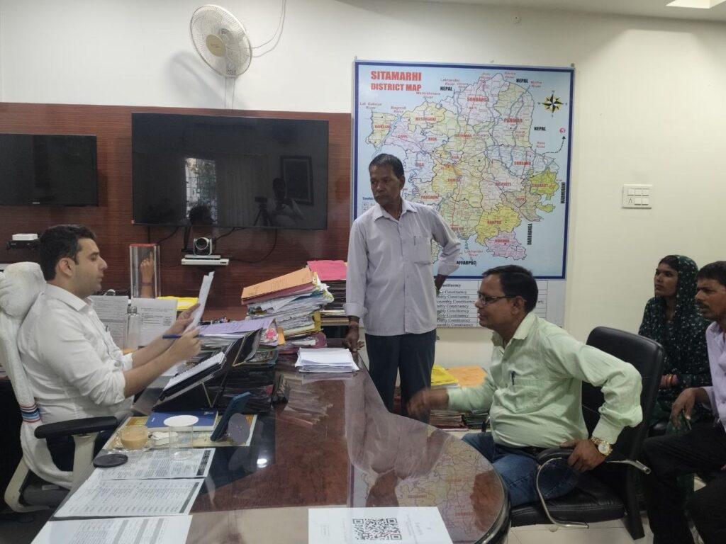 “सबका सम्मान-जीवन आसान” कार्यक्रम में जिलाधिकारी ने सुनीं जन समस्याएं।