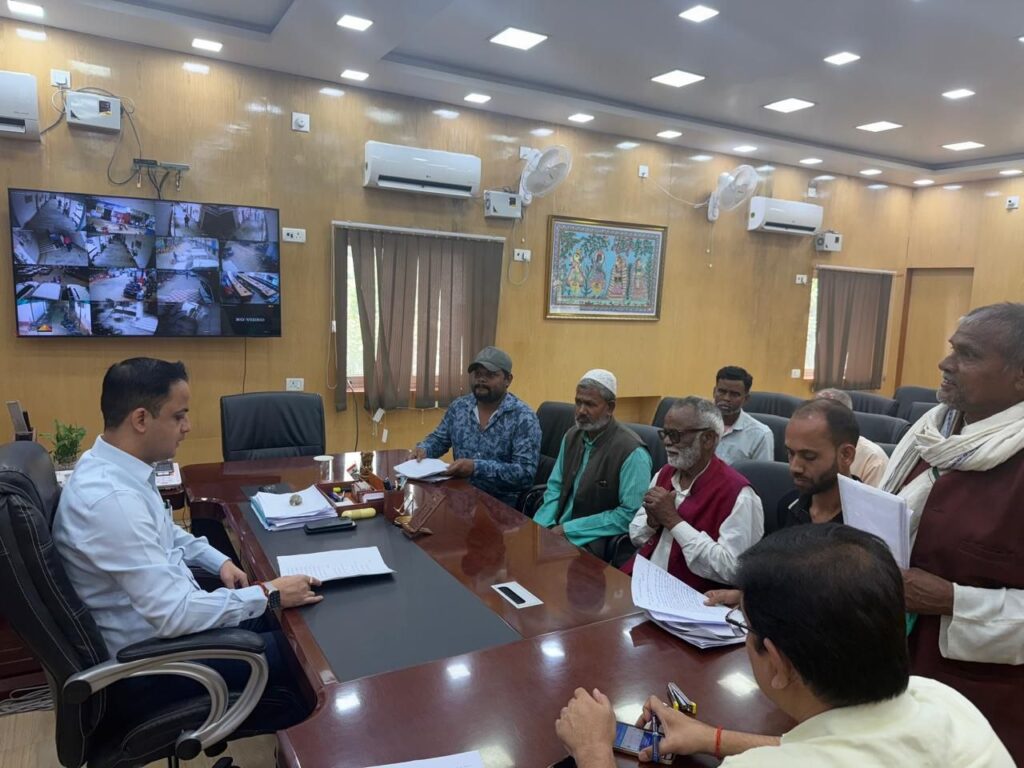 सेवा-संवाद-समाधान अनुश्रवण प्रणाली के तहत जिलाधिकारी आनंद शर्मा ने आमजनों की समस्याएं सुनीं, त्वरित समाधान हेतु अधिकारियों को दिए निर्देश