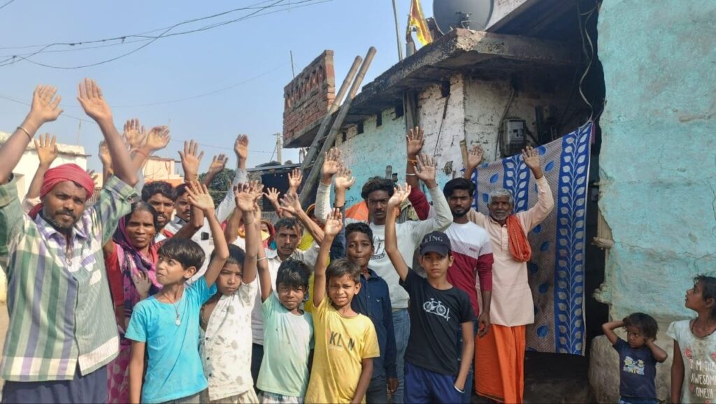 अपराधियों की गिरफ्तारी को लेकर पुलिस के खिलाफ प्रदर्शन