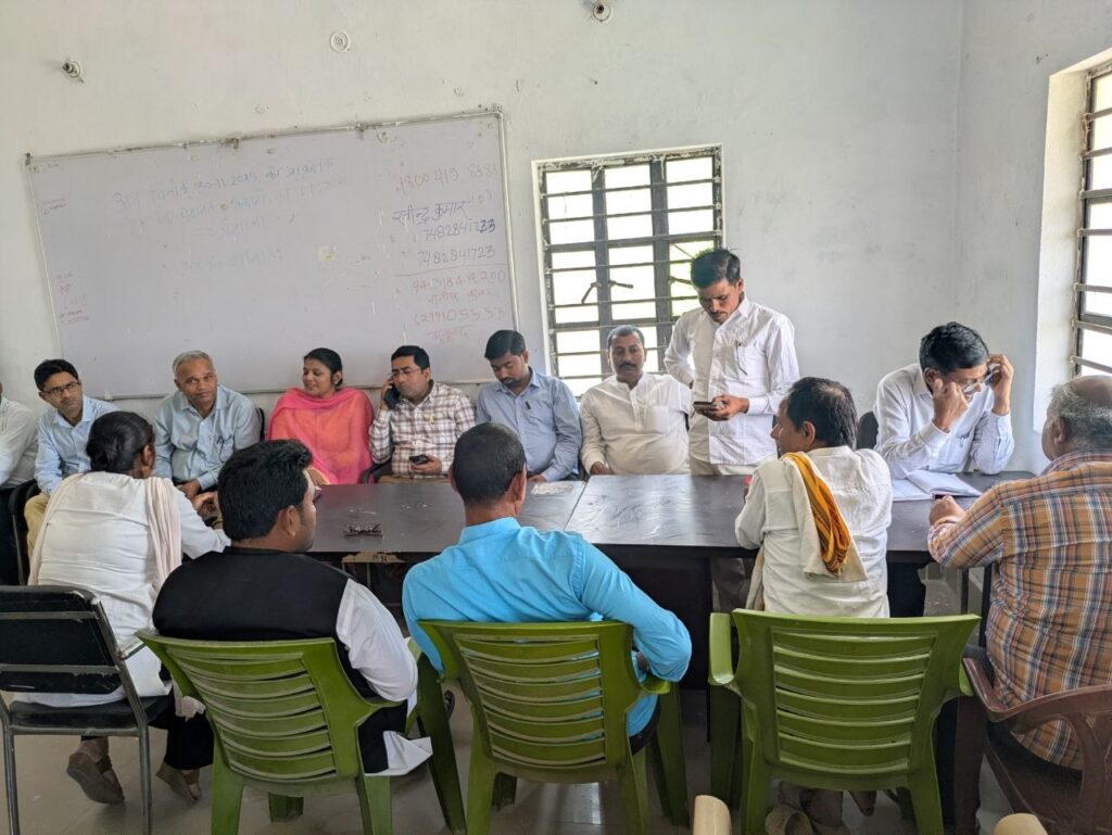 बीस सूत्री की बैठक में भड़के अध्यक्ष, सुपर बास हो गये हैं कर्मचारी