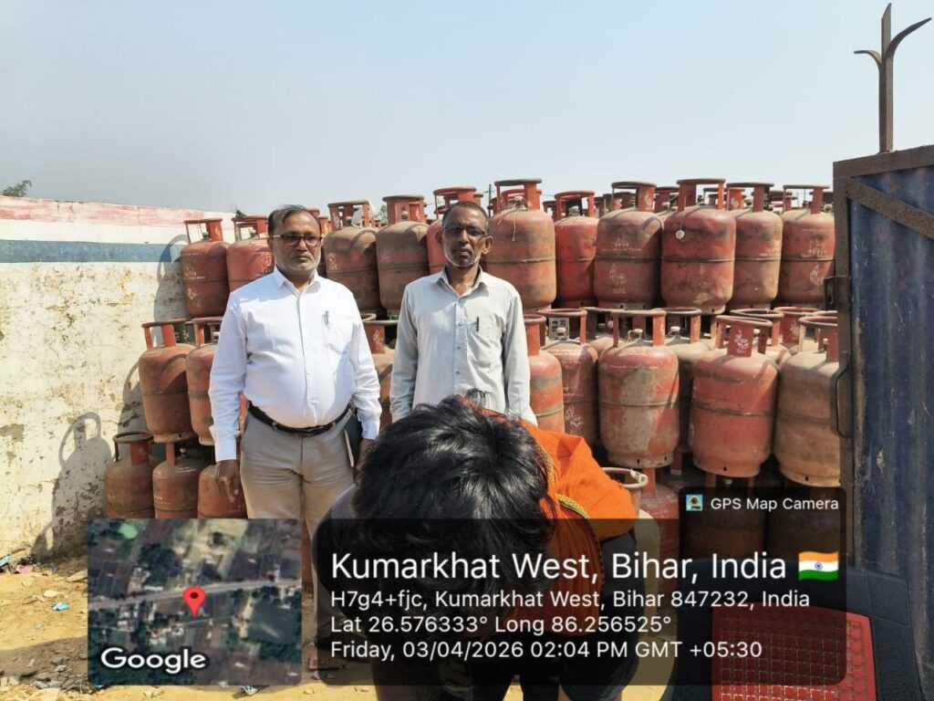 ■जिलाधिकारी आनंद शर्मा के निदेश पर जिले में अवस्थित पेट्रोल पम्पों एवं एल०पी०जी० वितरकों के भण्डारण केन्द्रों सहित संदिग्ध अनाधिकृत भण्डारण स्थलों का किया गया औचक निरीक्षण*