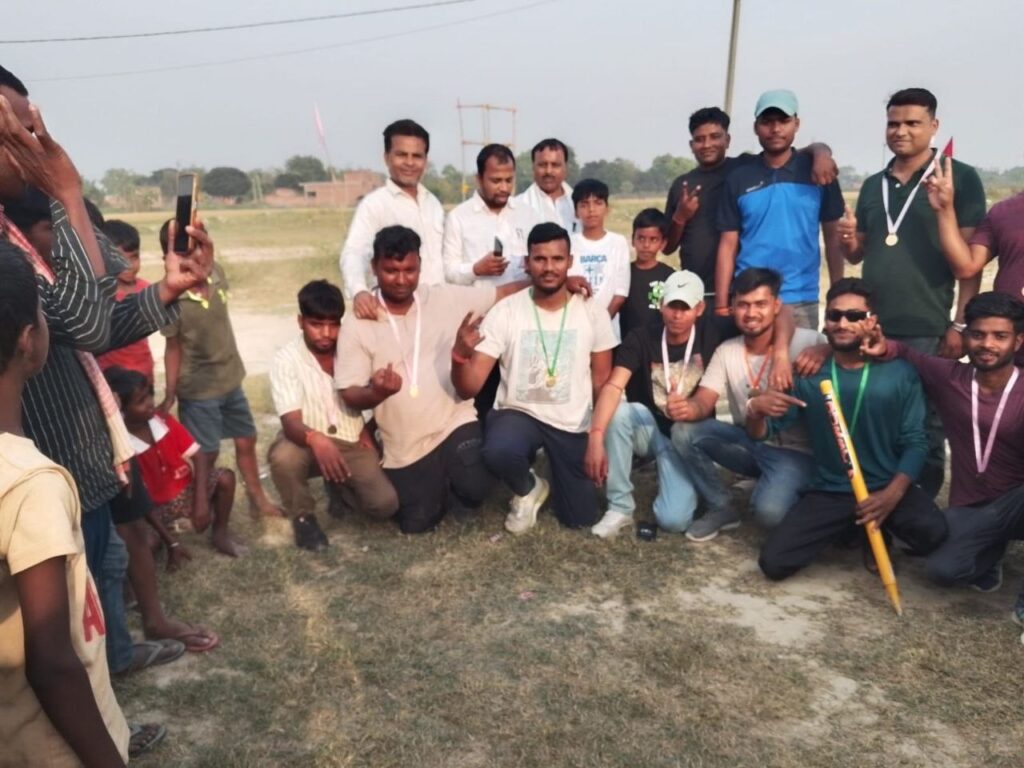 सीतामढ़ी । बबलू पटेल पुस्तकालय घोघराहा के तत्वाधान में स्व बबलू पटेल के स्मृति में जिला स्तरीय 13वीं विक्रम ट्राफी 2026 का दुसरे सेमीफाइनल फाइनल का मैच 11 * स्टार क्रिकेट कलब ने टास जीतकर पहले बल्लेबाजी करते हुए रविन्द्र गुप्ता के 37 रन के मदद से 19.3 गेंद में 147 रन पर आल आउट हो