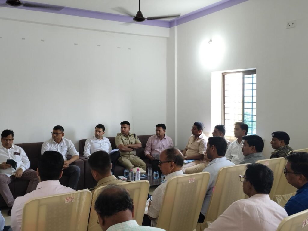 पुनौरा धाम मंदिर एवं मंदिर परिसर के विकास से संबंधित अद्यतन प्रगति की समीक्षा की गई।