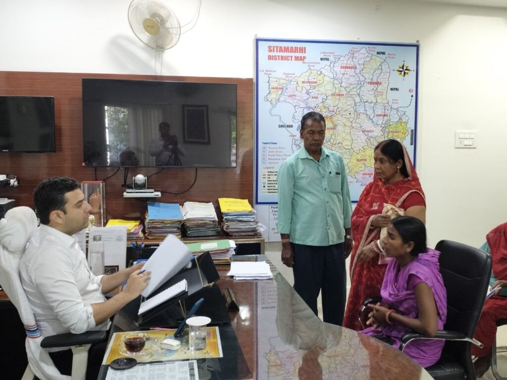 “सबका सम्मान-जीवन आसान” कार्यक्रम में जिलाधिकारी ने सुनीं जन समस्याएं।