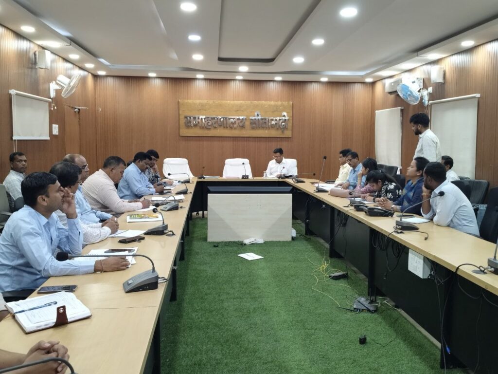 उप विकास आयुक्त श्री संदीप कुमार की अध्यक्षता में विमर्श सभा कक्ष में जिला स्तरीय कृषि टास्क फोर्स की बैठक की गई। बैठक में गरमा फसल आच्छादन ,खाद की उपलब्धता और कृषि योजनाओं की समीक्षा का अधिकारियों का आवश्यक निर्देश दिए गए ।