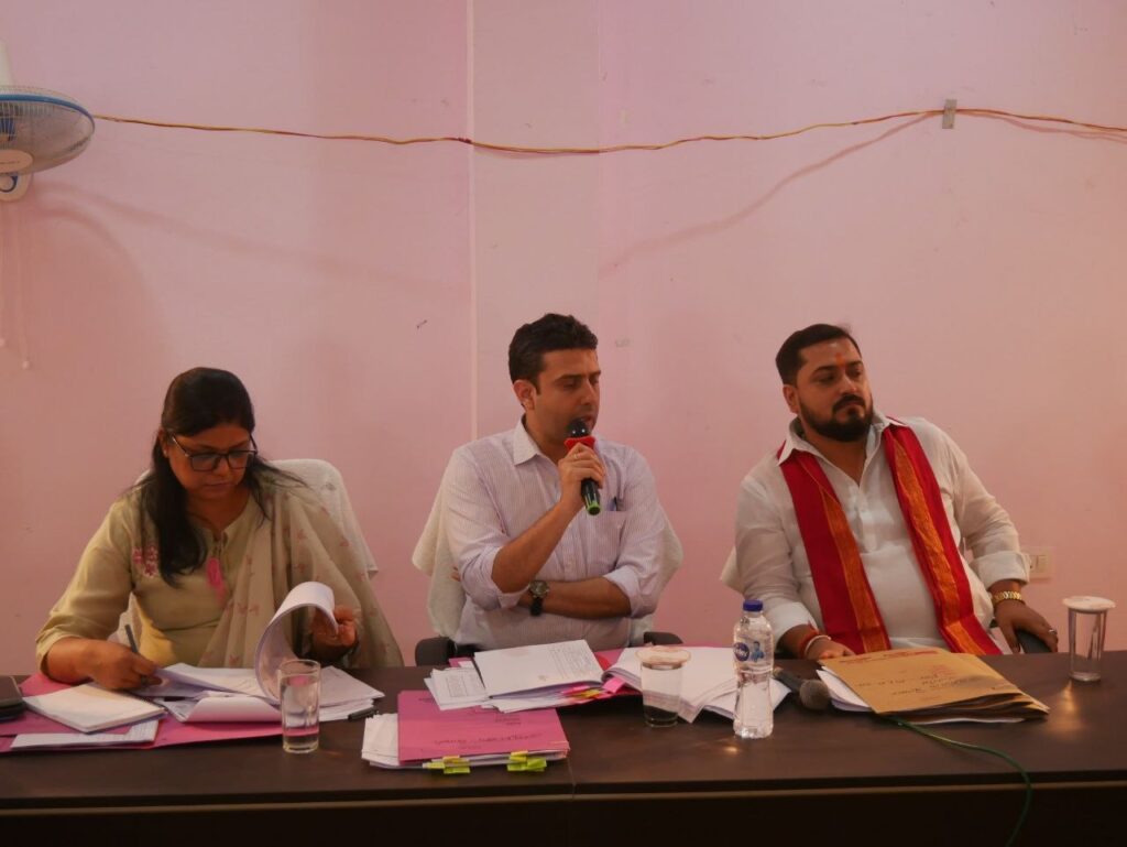 बिहार सरकार के महत्वाकांक्षी कार्यक्रम सात निश्चय –3अंतर्गत “सबका सम्मान ,जीवन आसान” के तहत बेलसंड अनुमंडल स्थित प्रखंड कार्यालय सभाकक्ष में एक कार्यक्रम का आयोजन कर जिलाधिकारी द्वारा आम जनों की समस्याओं को सुना गया । कार्यक्रम में आम जनों के अलावे बड़ी संख्या में स्थानीय जनप्रतिनिधि भी उपस्थित थे।