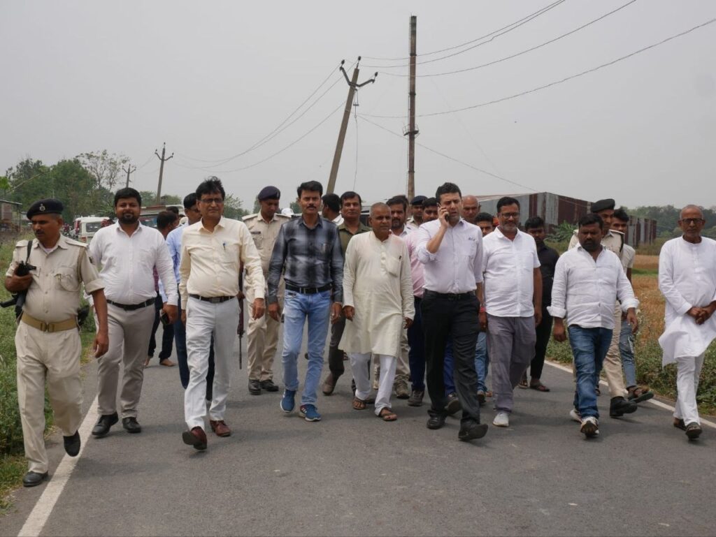 किसान श्री शिवचंद्र प्रसाद यादव के खेत पहुँचे श्री रिची पाण्डेय जिला पदाधिकारी