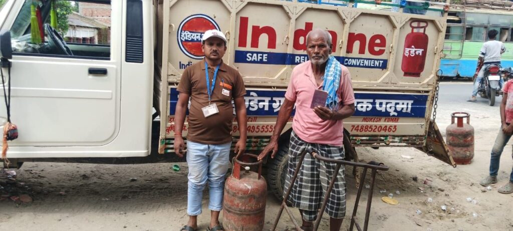 विभिन्न कंपनियों के पेट्रोल पम्पों पर दिनांक-07.04.2026 को पेट्रोल(मोटर स्पिरिट) 513.5 हजार लीटर तथा डीजल (हाई स्पीड डीजल) 659.3 हजार लीटर का स्टॉक है उपलब्ध