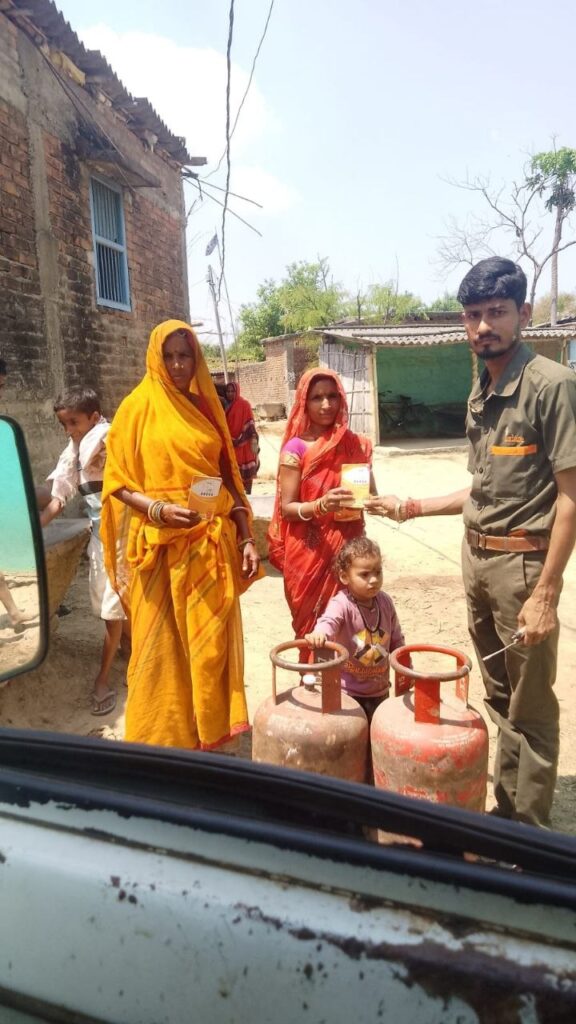 विभिन्न कंपनियों के पेट्रोल पम्पों पर दिनांक-09.04.2026 को पेट्रोल(मोटर स्पिरिट) 510.8 हजार लीटर तथा डीजल (हाई स्पीड डीजल) 673.6 हजार लीटर का स्टॉक है उपलब्ध