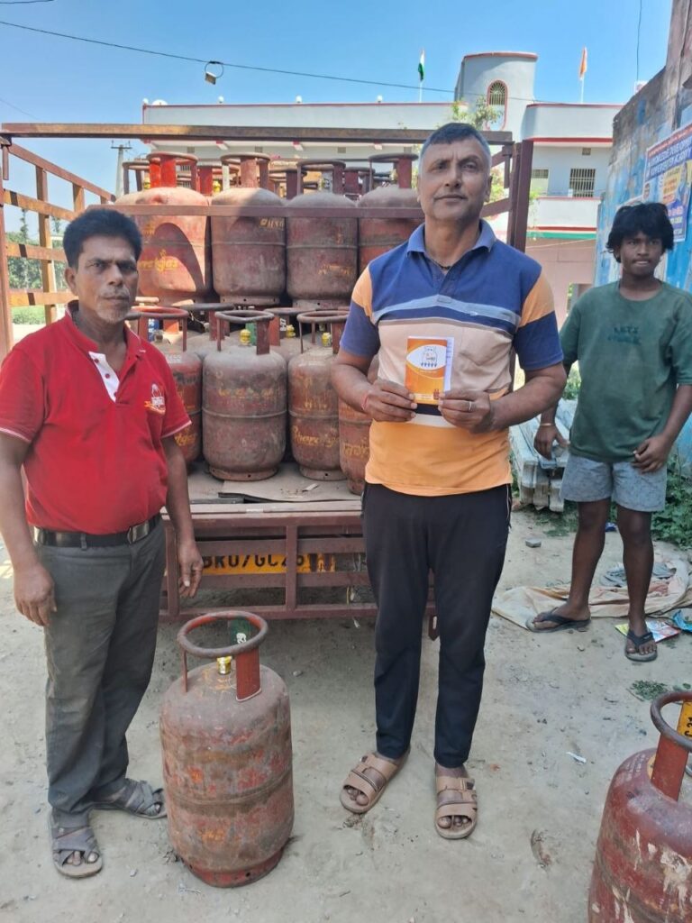 विभिन्न कंपनियों के पेट्रोल पम्पों पर दिनांक-10.04.2026 को पेट्रोल(मोटर स्पिरिट) 505.5 हजार लीटर तथा डीजल (हाई स्पीड डीजल) 649.4 हजार लीटर का स्टॉक है उपलब्ध