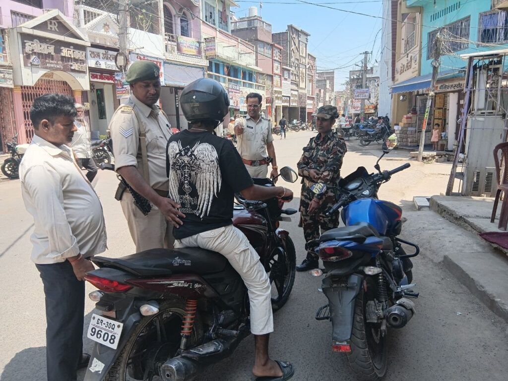 पुलिस अधीक्षक, सीतामढ़ी के निर्देशानुसार टाइगर गश्ती दल द्वारा बैंकिंग प्रतिष्ठानों /ATM एवं अन्य महत्वपूर्ण जगहों पर सुरक्षा-व्यवस्था सुनिश्चित करने हेतु विशेष सुरक्षा जांच की जा रही है।