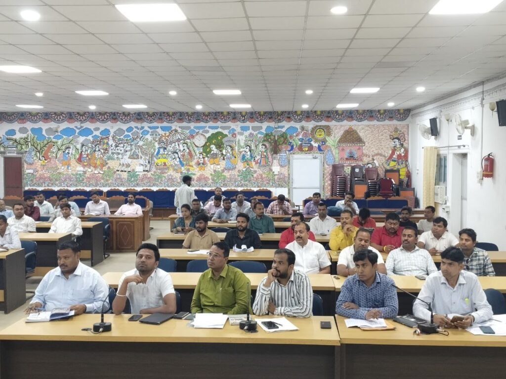 जिलाधिकारी श्री रिची पांडेय की अध्यक्षता में आज परिचर्चा भवन में लोक स्वास्थ्य अभियंत्रण विभाग, विद्युत विभाग एवं पंचायती राज विभाग की संयुक्त समीक्षात्मक बैठक आयोजित की गई।