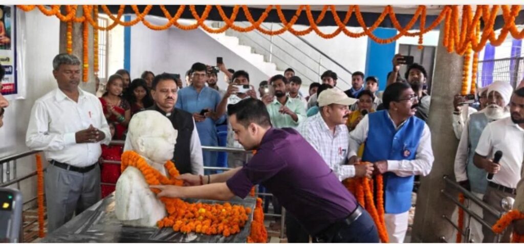 जिलाधिकारी आनंद शर्मा एवं पुलिस अधीक्षक योगेंद्र कुमार सहित कई वरीय अधिकारियों ने बाबा साहब भीमराव अम्बेडकर की जयंती के अवसर पर आयोजित कार्यक्रम में उनके प्रतिमा पर किया माल्यार्पण। –