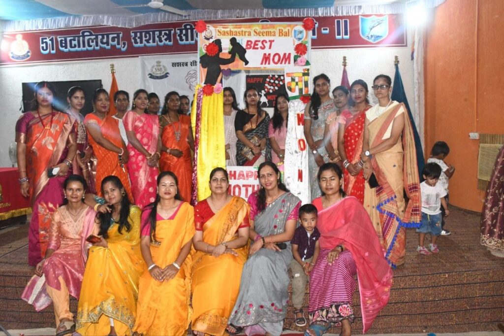 दिनांक 11.05.2026 को मातृ दिवस के पावन अवसर पर 51 बटालियन सशस्त्र सीमा बल, सीतामढ़ी-II द्वारा संदीक्षा अध्यक्ष श्रीमती शालिनी सिंह की अध्यक्षता में एक गरिमामयी कार्यक्रम का आयोजन किया गया। कार्यक्रम का शुभारम्भ दीप प्रज्वलन के साथ किया गया,