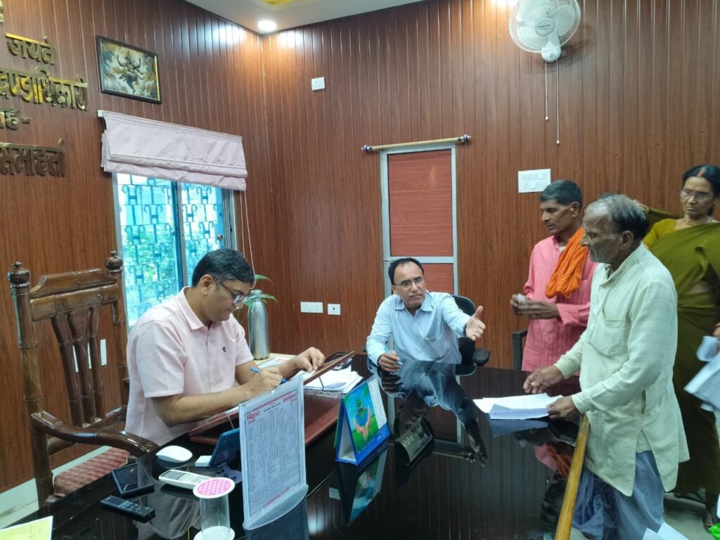 “सबका सम्मान-जीवन आसान” कार्यक्रम में प्रभारी जिलाधिकारी ने सुनीं जन समस्याएं।