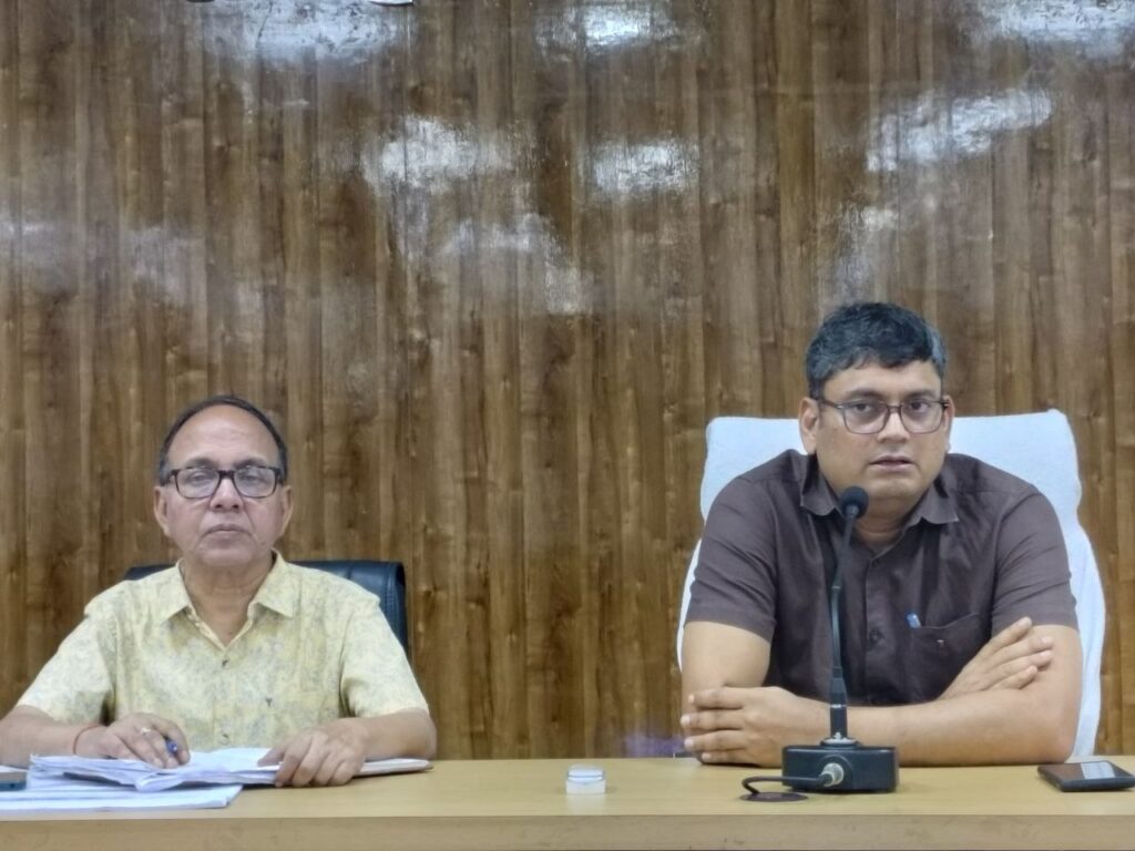 स्वास्थ्य व्यवस्था में लापरवाही बर्दाश्त नहीं, समय पर अस्पताल पहुंचें डॉक्टर : प्रभारी डीएम