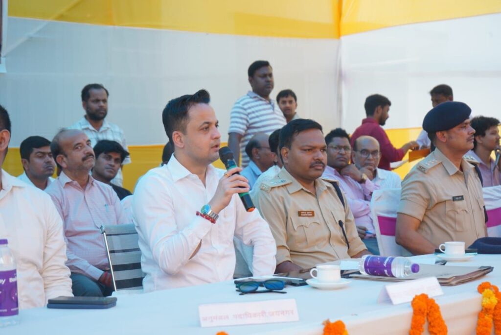 जयनगर के बेलही पूर्वी पंचायत में आयोजित सहयोग शिविर में पहुंचे जिलाधिकारी आनंद शर्मा एवं पुलिस अधीक्षक योगेंद्र कुमार