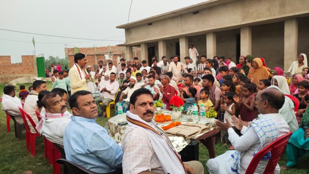 जिला में कांग्रेस पार्टी को सशक्त बनाने के लिए जारी संगठन सृजन अभियान को गति प्रदान करने के लिए बुधवार को डुमरा प्रखंड कांग्रेस कमिटी द्वारा अजीज नगर पुनौरा में संगठन सृजन सह कार्यकर्ता सम्मेलन का आयोजन किया गया। कार्यक्रम में कांग्रेस जिलाध्यक्ष अमित कुमार टुन्ना, पूर्व विधायक मुख्य अतिथि के रूप में शामिल हुए। प्रखंड अध्यक्ष हैदर अंसारी ने अंगवस्त्र एवं फूल माला पहनाकर जिलाध्यक्ष एवं अन्य अतिथियों का स्वागत किया।