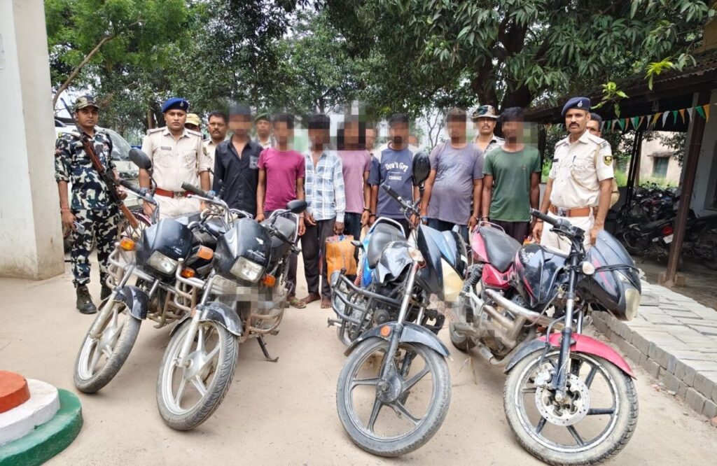 सीतामढ़ी में विशेष अभियान के दौरान 7 गिरफ्तार, भारी मात्रा में नेपाली शराब और चोरी की बाइक बरामद