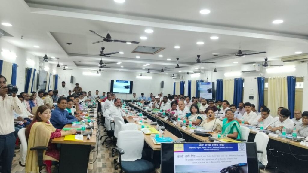*जिला एवं प्रखंड स्तरीय कार्यक्रम कार्यान्वयन समिति की बैठक माननीय प्रभारी मंत्री, मधुबनी सह मंत्री भवन निर्माण विभाग, बिहार श्रीमती लेशी सिंह की अध्यक्षता में हुई आयोजित।