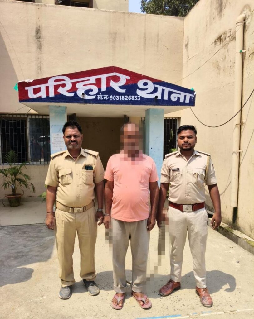 परिहार थानांतर्गत दो अजमानतीय वारंटियों को गिरफ्तार किया गया है। अग्रिम विधि सम्मत कार्रवाई की जा रही है।