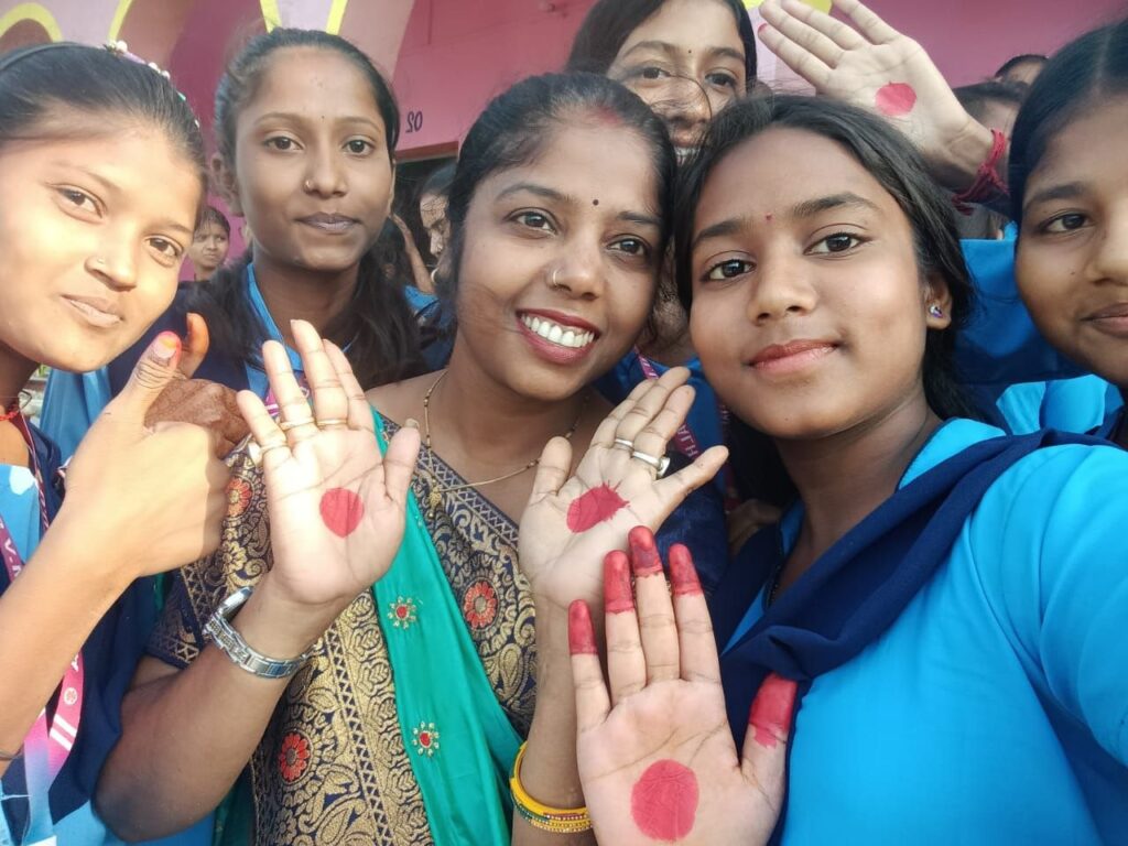 महावारी स्वच्छता दिवस पर सलहा विद्यालय में जागरूकता कार्यक्रम, छात्राओं ने रेड डॉट चैलेंज में लिया हिस्सा
