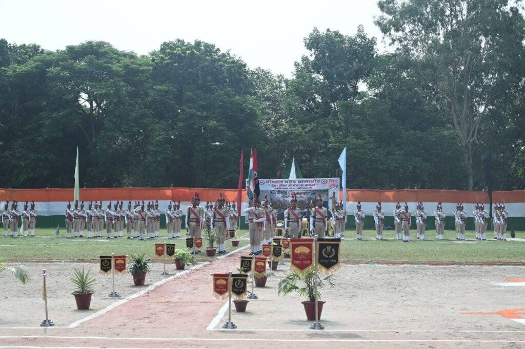 पुलिस केंद्र, सीतामढ़ी में आज दिनांक 20 जून 2026 को बुनियादी प्रशिक्षण प्राप्त कर रहे सीतामढ़ी जिलाबल के कुल 313 प्रशिक्षु सिपाहियों का दीक्षांत परेड समारोह गरिमामय एवं उत्साहपूर्ण वातावरण में संपन्न हुआ।