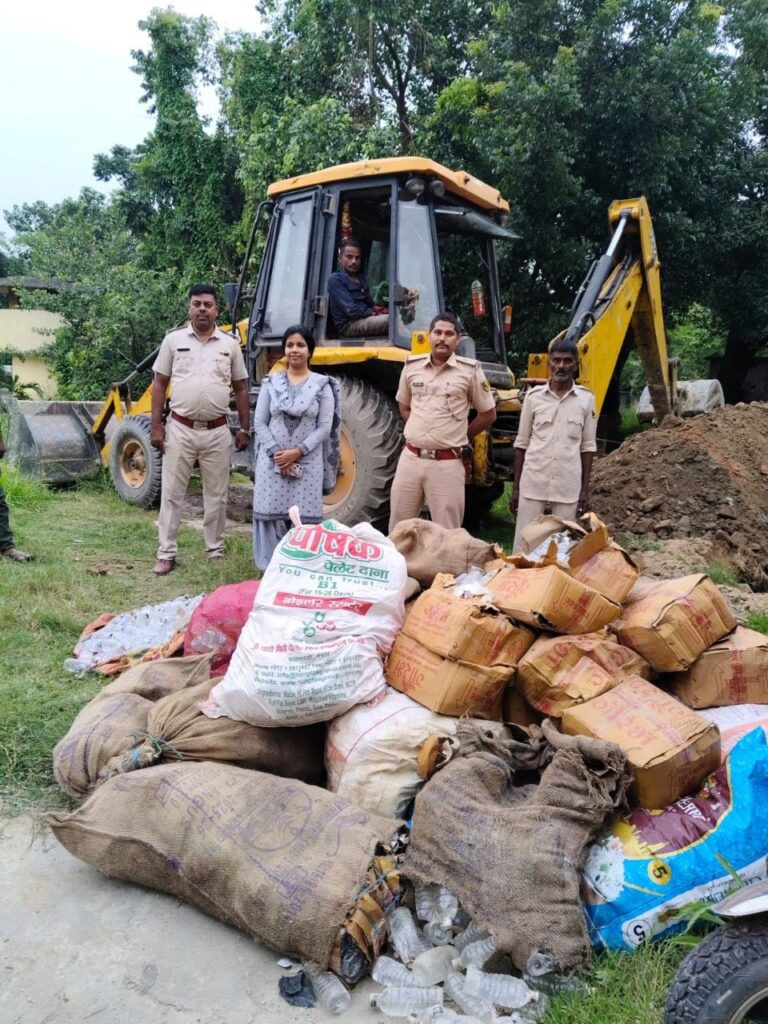 बेला थाना परिसर में 1,669.78 लीटर देसी-विदेशी शराब नष्ट, मजिस्ट्रेट की मौजूदगी में हुई कार्रवाई