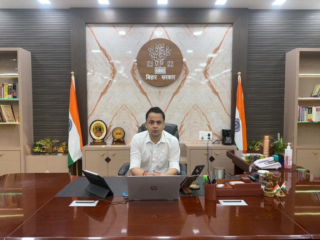 लोक शिकायत निवारण कार्यों की समीक्षा: डीएम आनंद शर्मा ने लंबित मामलों के शीघ्र निष्पादन के दिए निर्देश