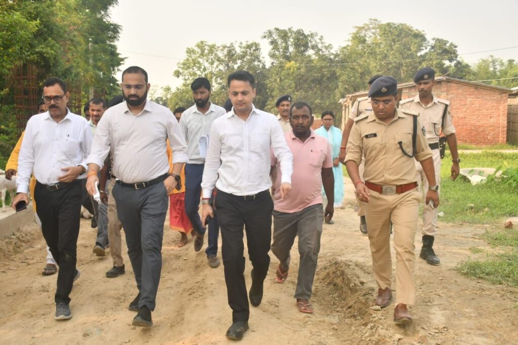 *⬛ *माता सीता एवं प्रभु श्रीराम की प्रथम मिलन स्थली फुलहर में चल रहे* *विकास एवं सौंदर्यीकरण* *कार्यों का* *जिलाधिकारी ने किया* *निरीक्षण*
