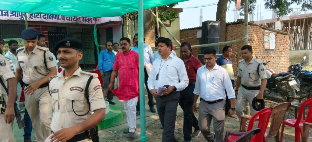 प्रधान सचिव महोदय ,कृषि विभाग – सह -प्रभारी सचिव, जिला मधुबनी के द्वारा प्रखंड – पंडौल पंचायत- दाहिवत माधोपुर पूर्वी में सहयोग शिविर में भाग लेकर निरीक्षण करते हुए ।