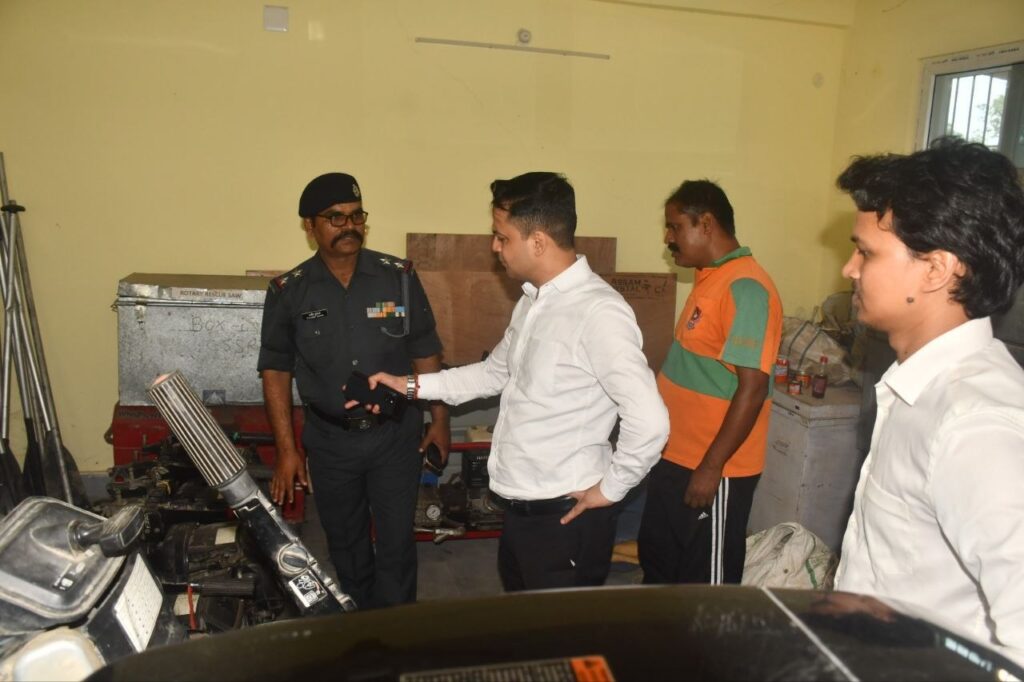 *डिस्ट्रिक्ट इमरजेंसी रिस्पांस कम फैसिलिटी सेंटर का जिलाधिकारी, आनंद शर्मा ने किया निरीक्षण*