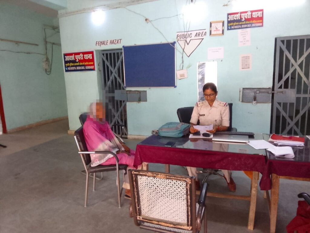 पुलिस अधीक्षक, सीतामढ़ी के निर्देशानुसार जिलांतर्गत सभी थानों में स्थापित महिला हेल्प डेस्क में उपस्थित महिला फरियादियों की समस्याएँ गोपनीयता एवं गंभीरता के साथ सुनी जा रही है। साथ ही, महिला हेल्प डेस्क प्रभारी द्वारा प्रत्येक आवेदन पर त्वरित एवं न्यायोचित कार्रवाई सुनिश्चित की जा रही है।