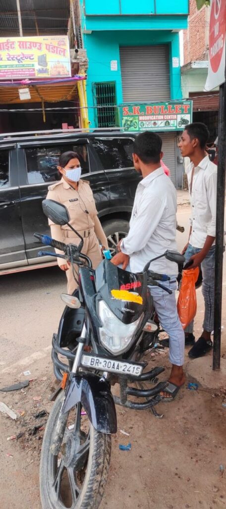 सीतामढ़ी में ट्रैफिक पुलिस का सघन वाहन जांच अभियान, नियम तोड़ने वालों पर कार्रवाई