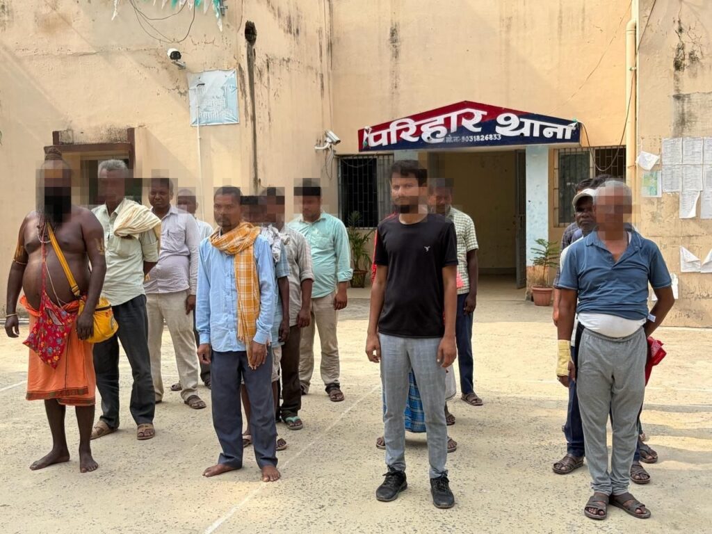 परिहार थाना में हुई गुंडा परेड, असामाजिक तत्वों को पुलिस की सख्त चेतावनी