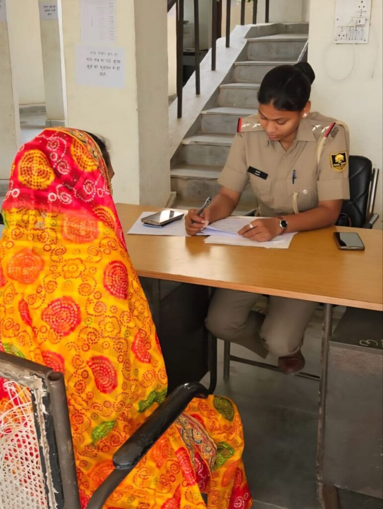 सीतामढ़ी पुलिस की महिला हेल्प डेस्क बनी महिलाओं का सहारा, शिकायतों पर हो रही त्वरित कार्रवाई