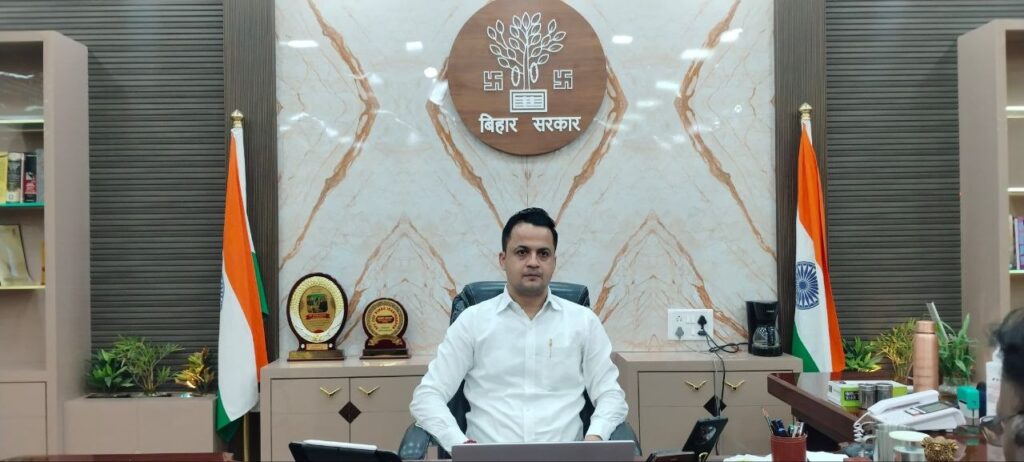 मधुबनी जिला प्रशासन की ऐतिहासिक पहल: पहली बार डिजिटल तकनीक से 1700 से अधिक कर्मियों का पूर्णतः पारदर्शी ऑनलाइन रैंडमाइजेशन द्वारा* *स्थानांतरण
